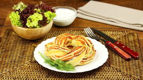 пицца с красной рыбой