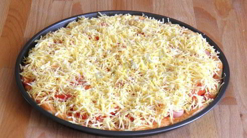 пицца с сосисками и сыром