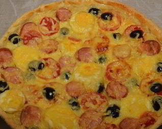 Пицца с сосиской и помидорами