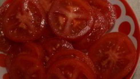 пицца с сосиской и помидорами