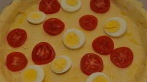 пицца с сосиской и помидорами