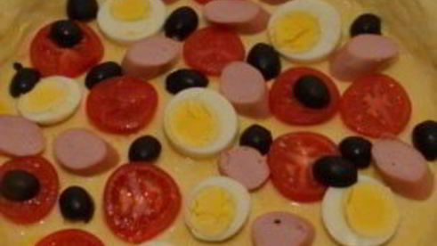 пицца с сосиской и помидорами