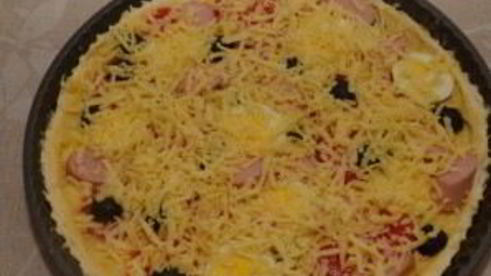 пицца с сосиской и помидорами