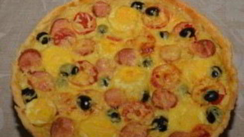 пицца с сосиской и помидорами