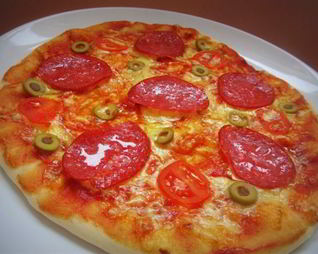 Пицца с томатами и сервелатом