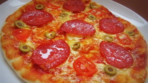 Рецепт Пиццы с томатами и сервелатом