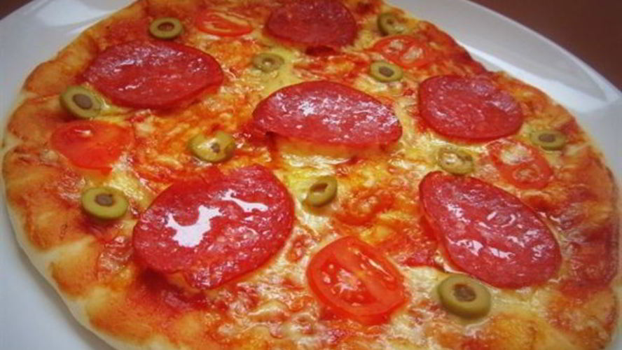 Рецепт пиццы с томатами и сервелатом
