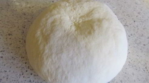 пицца с томатами и сервелатом