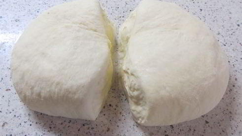 пицца с томатами и сервелатом