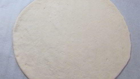 пицца с томатами и сервелатом