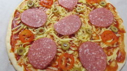 пицца с томатами и сервелатом