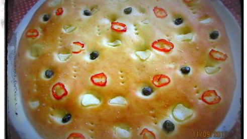 пицца с томатами и сервелатом