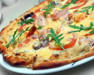 Пицца с томатами, кальмарами и креветками