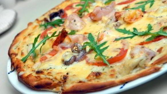 Рецепт Пиццы с томатами, кальмарами и креветками