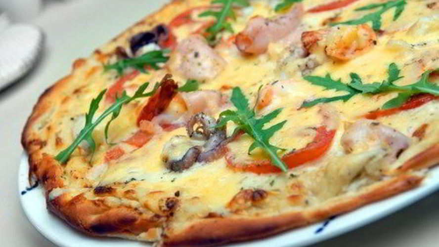 Рецепт пиццы с томатами, кальмарами и креветками