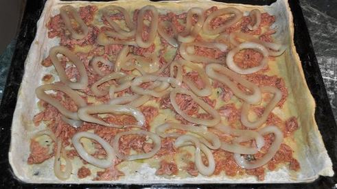 пицца с тунцом и кальмарами