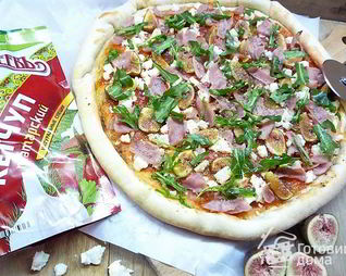 Пицца с ветчиной, инжиром и козьим сыром