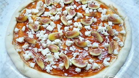 пицца с ветчиной, инжиром и козьим сыром