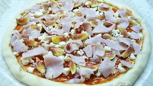 пицца с ветчиной, инжиром и козьим сыром