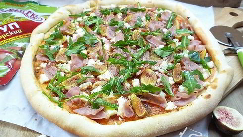 пицца с ветчиной, инжиром и козьим сыром