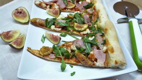 пицца с ветчиной, инжиром и козьим сыром