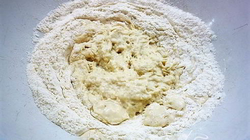 пицца с ветчиной, инжиром и козьим сыром