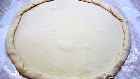 пицца с ветчиной, инжиром и козьим сыром