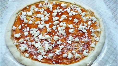 пицца с ветчиной, инжиром и козьим сыром