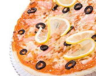 Пицца с жареной рыбой и красной икрой