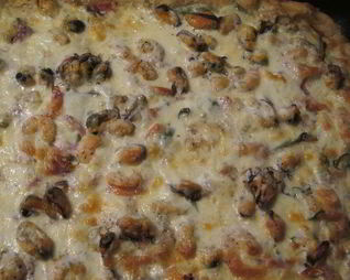 Пицца со шпинатом, креветками и мидиями