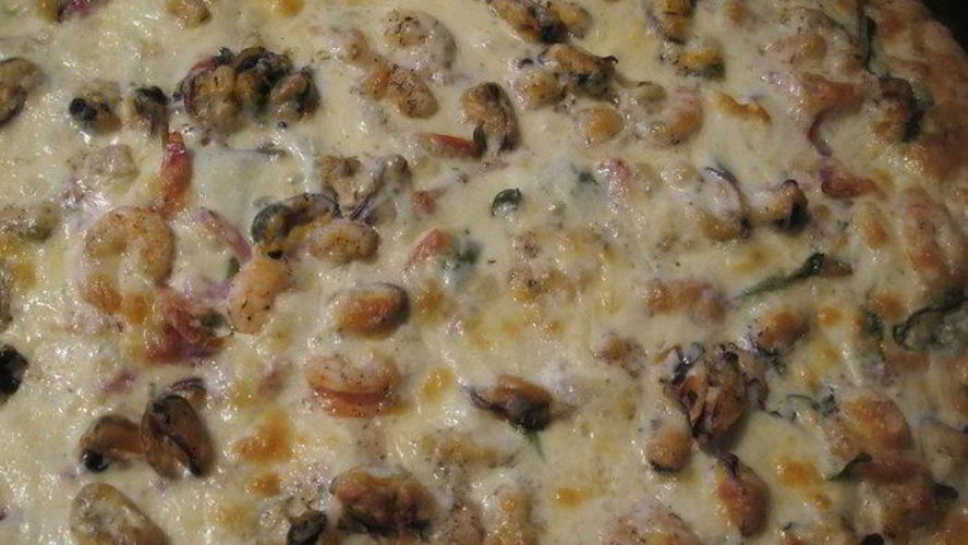 Рецепт пиццы со шпинатом, креветками и мидиями