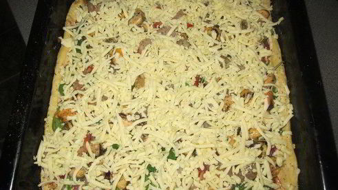 пицца со шпинатом, креветками и мидиями