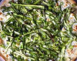 Пицца со спаржей и луком