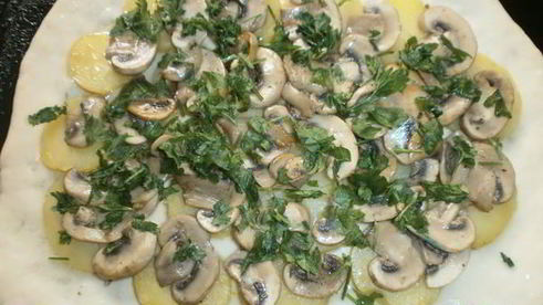 постная пицца с картофелем и грибами