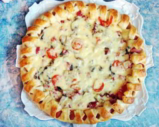 Праздничная пицца с солеными огурцами и колбасой