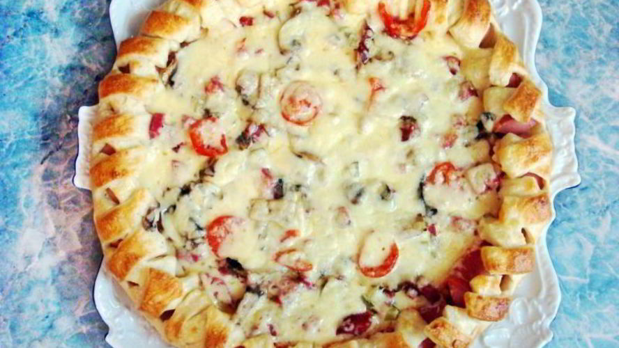 Рецепт праздничной пиццы с солеными огурцами и колбасой