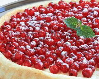 Сладкая пицца с красной смородиной