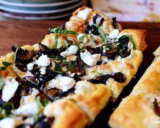 Слоеная пицца с грибами