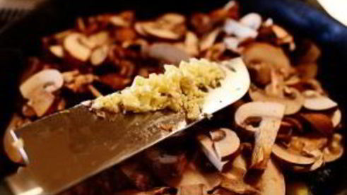 слоеная пицца с грибами