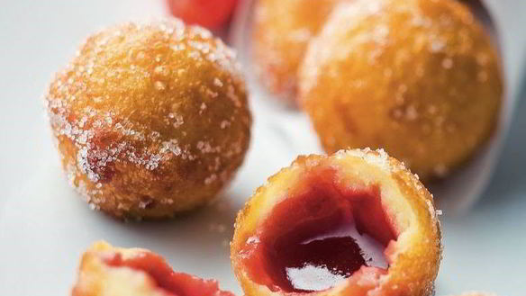 Рецепт Пончиков с клубнично-ванильной начинкой