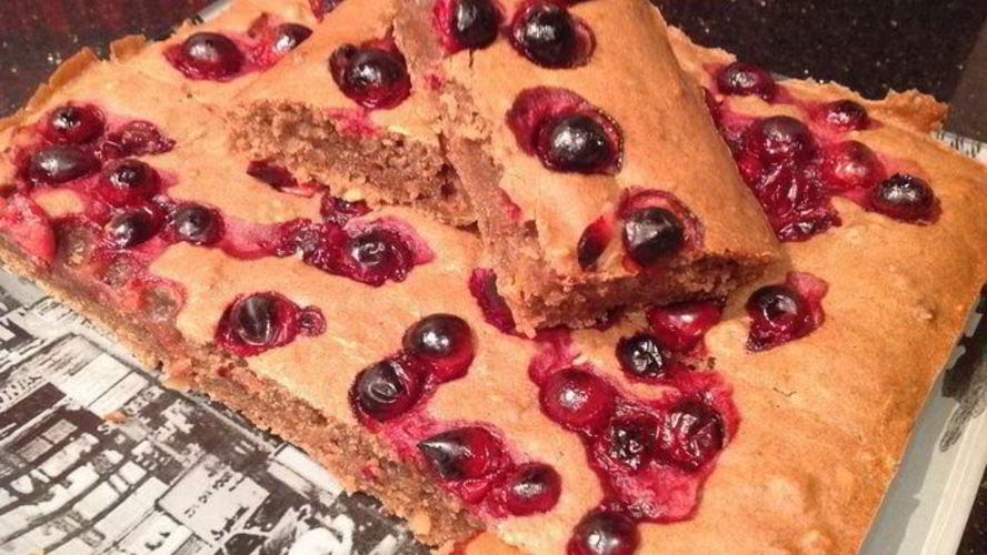 Рецепт постной шоколадной коврижки с клюквой