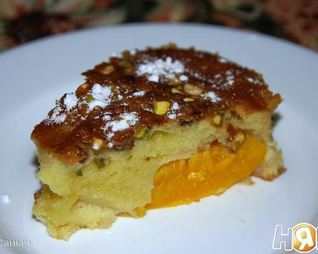Фисташковая шарлотка с персиками