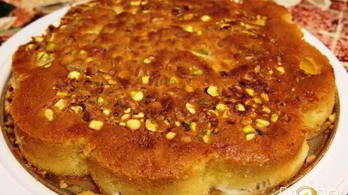 фисташковая шарлотка с персиками