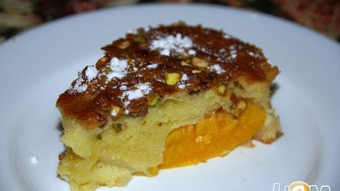 фисташковая шарлотка с персиками