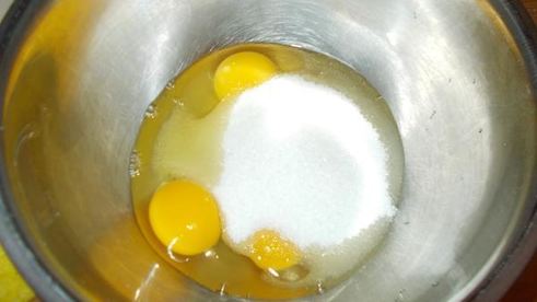 фисташковая шарлотка с персиками