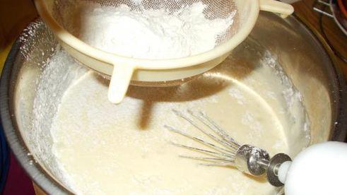 фисташковая шарлотка с персиками