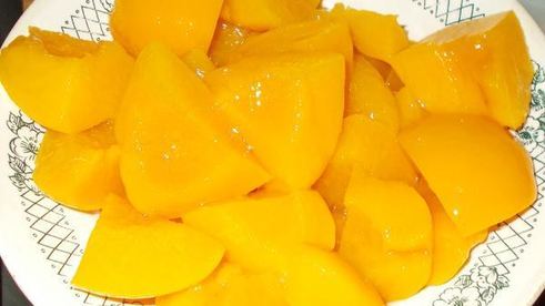 фисташковая шарлотка с персиками