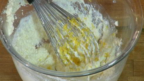 лимонная шарлотка с голубикой