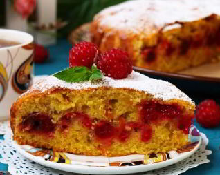 Пышная яблочная шарлотка с малиной