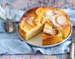 Шарлотка из белого батона с грушами и апельсинами